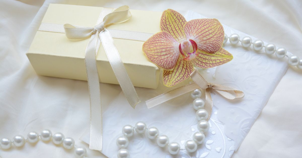 Gave og perlehalskæde